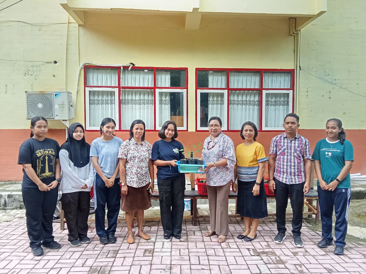 Penyerahan Lanjutan Bibit Cabai oleh Kamabigus DEWESY kepada Ketua Ambalan