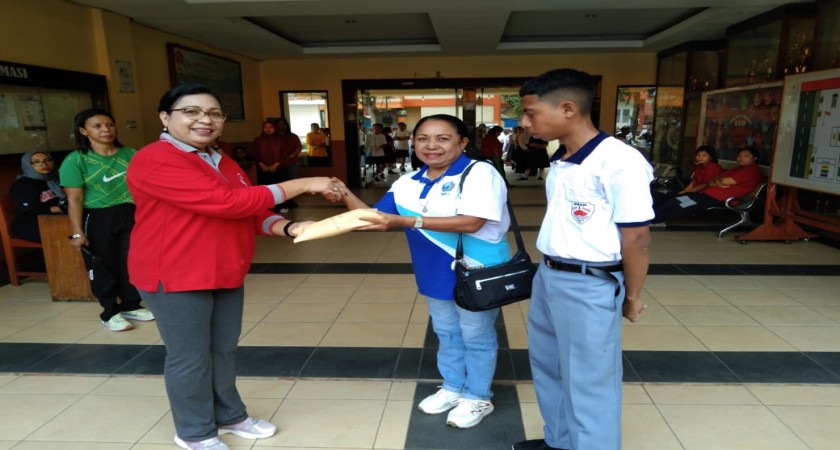 SMANSA Berbagi, Serahkan Tanda Kasih kepada Siswa Korban Kebakaran di Benteng Atas