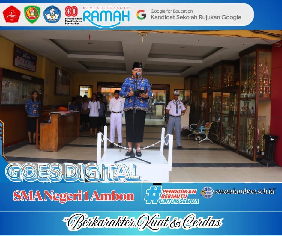 Kepala SMA Negeri 1 Ambon Memberikan Apresiasi Bagi Siswa Berprestasi di Upacara Hari Pahlawan