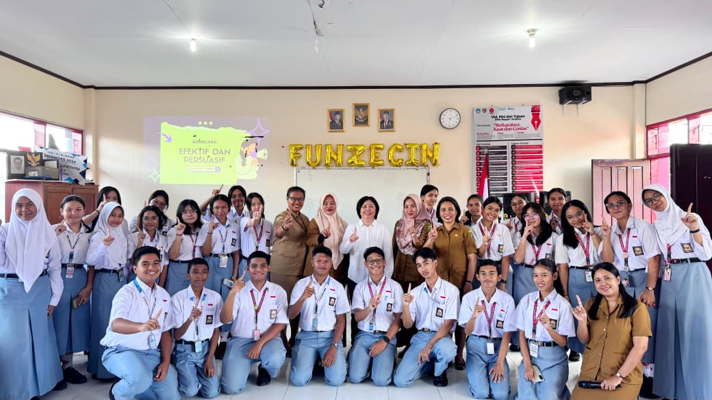 Dr. Fanny Lesmana Beri Pelatihan Public Speaking di SMAN 1 Ambon