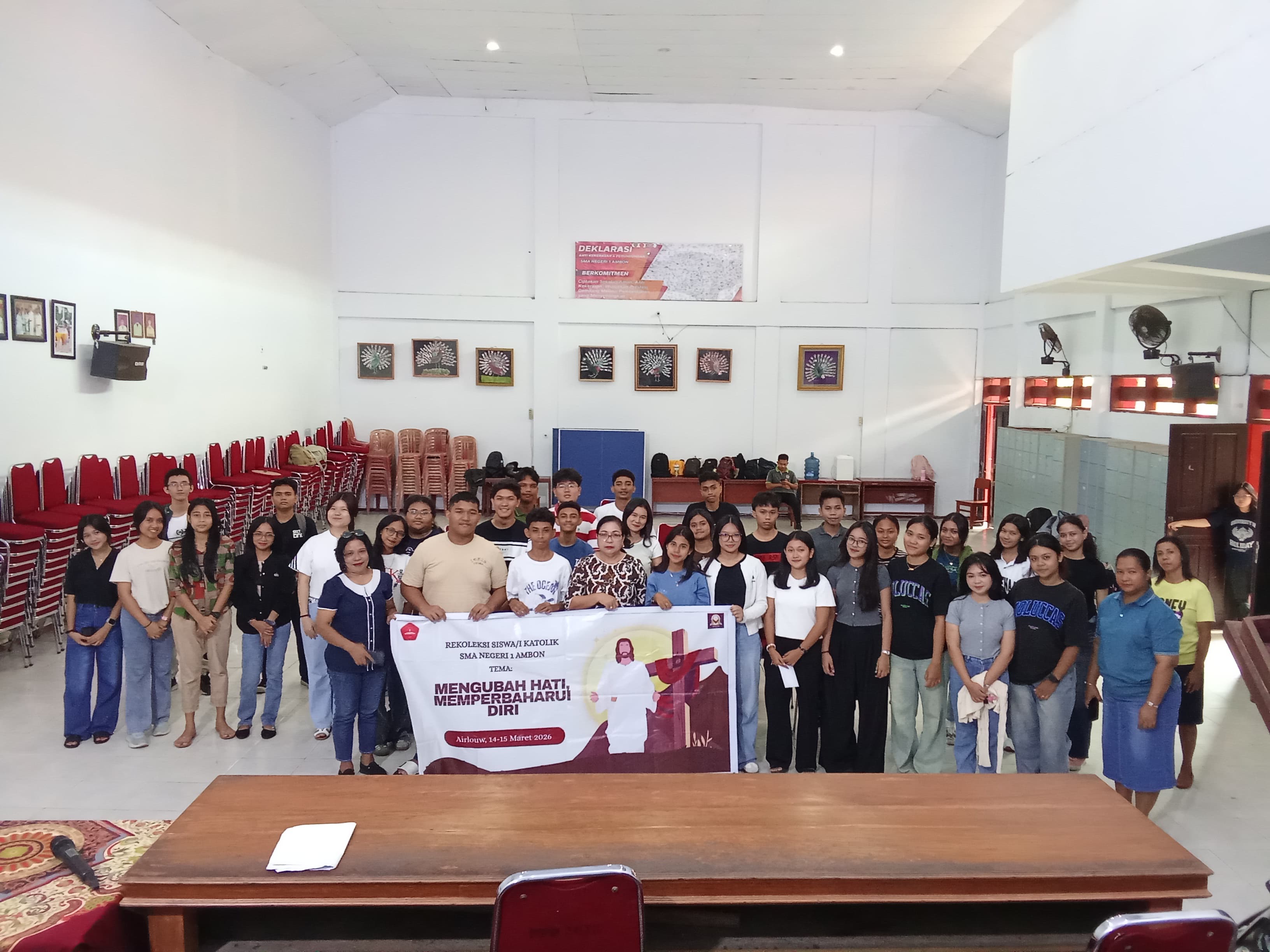 Kepala Sekolah Melepas Peserta Rekoleksi Siswa Katolik SMA Negeri 1 Ambon