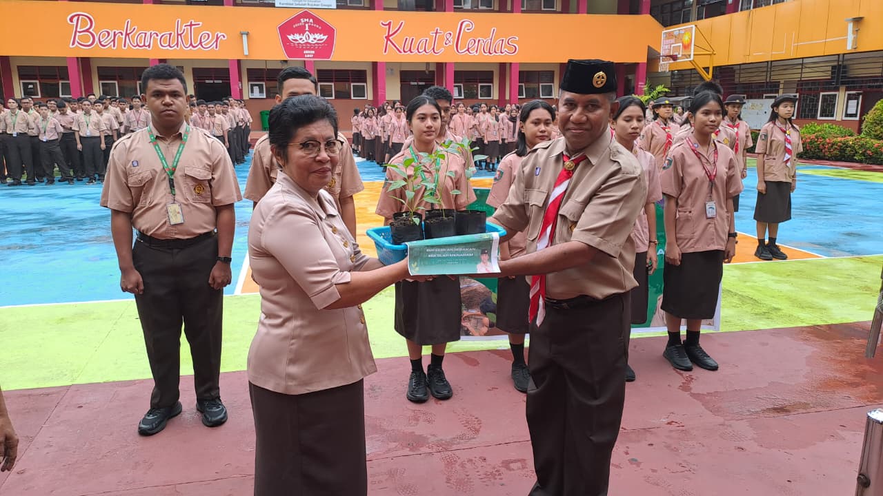 PENYERAHAN BANTUAN BIBIT CILI DARI GUDEP LOTUMENA DITERIMA OLEH KAMABIGUS DEWESY KAK LANY YANG DIWAKILI OLEH WAKAMABIGUS KAK ERLIN